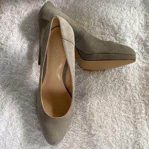 New Nine West suede heels size 8 soft grey 🎁24 hour price drop!!